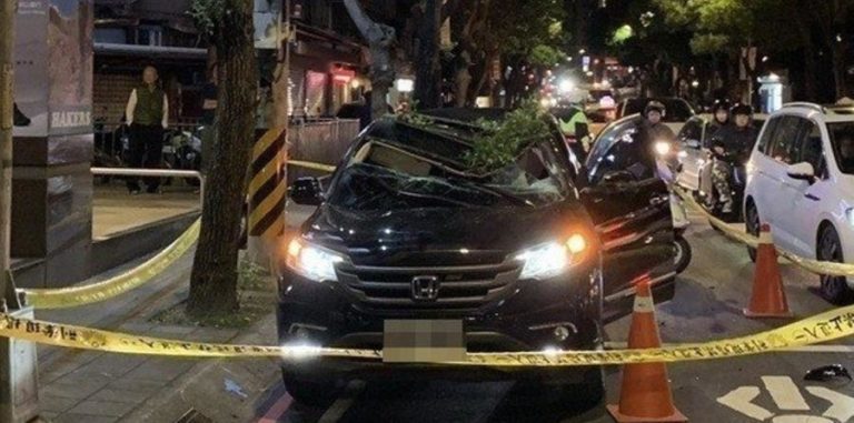 Salta de 13 pisos para suicidarse; sobrevive al caer en coche