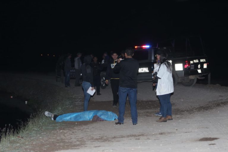 Muere hombre al volcarse en su camioneta a canal en Costa Rica, Culiacán