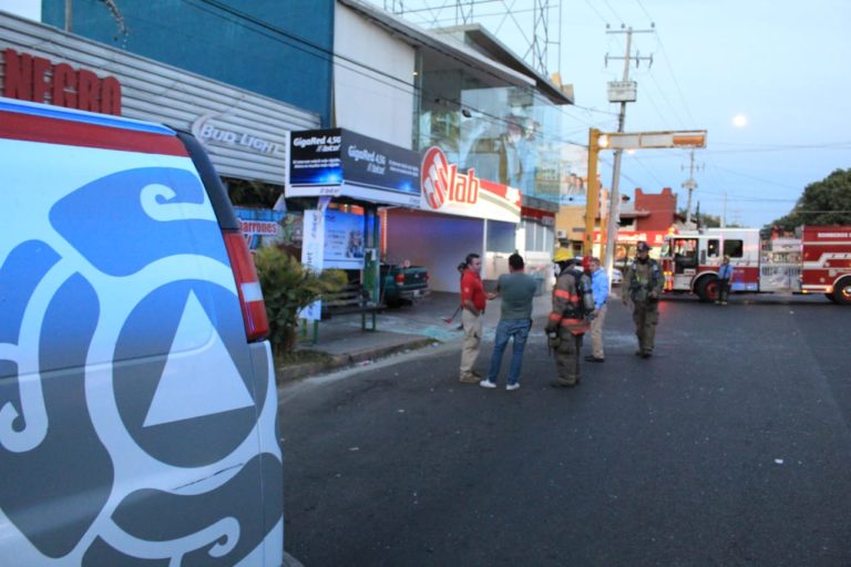 Menor resulta herido tras explosión de laboratorio clínico en Las Quintas, Culiacán