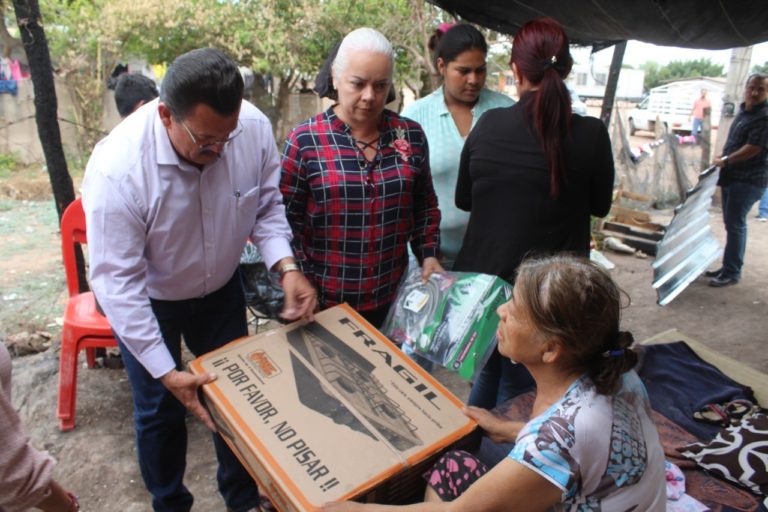 Cumplió su palabra: alcalde regresa a Villa Juárez con apoyo al quemarse vivienda
