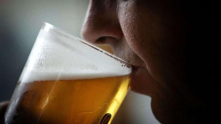 Beber con moderación no alarga la vida, según nuevo estudio