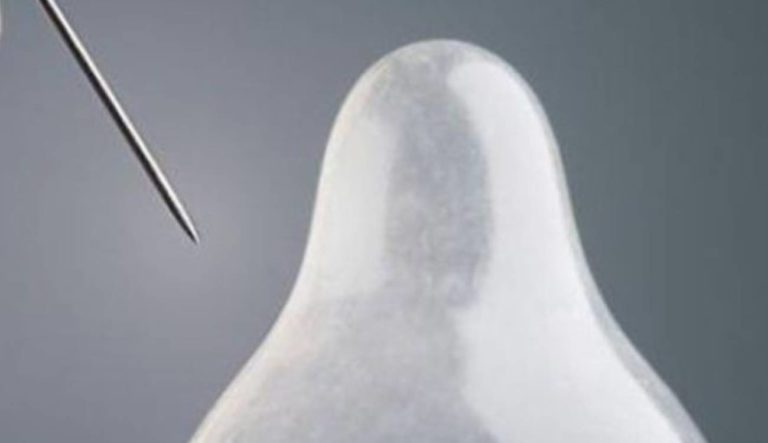 Mamá desesperada quería un nieto y perforó los condones de su hijo