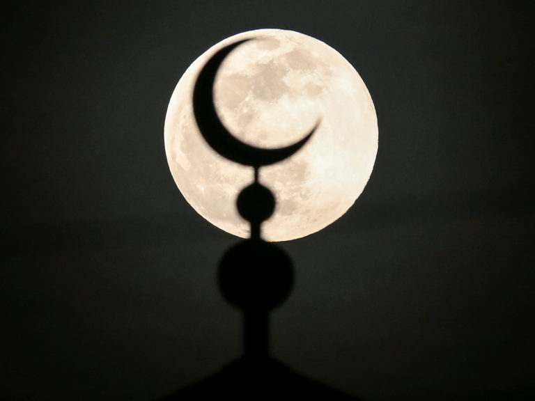 Así luce esta noche la ‘Superluna’, la más brillante del año