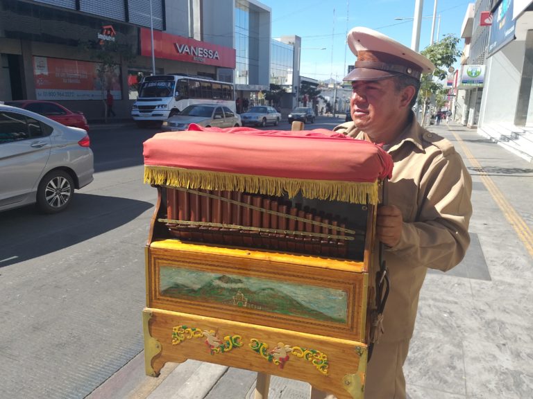 Uno de los 80 únicos organillos en México recorre Culiacán