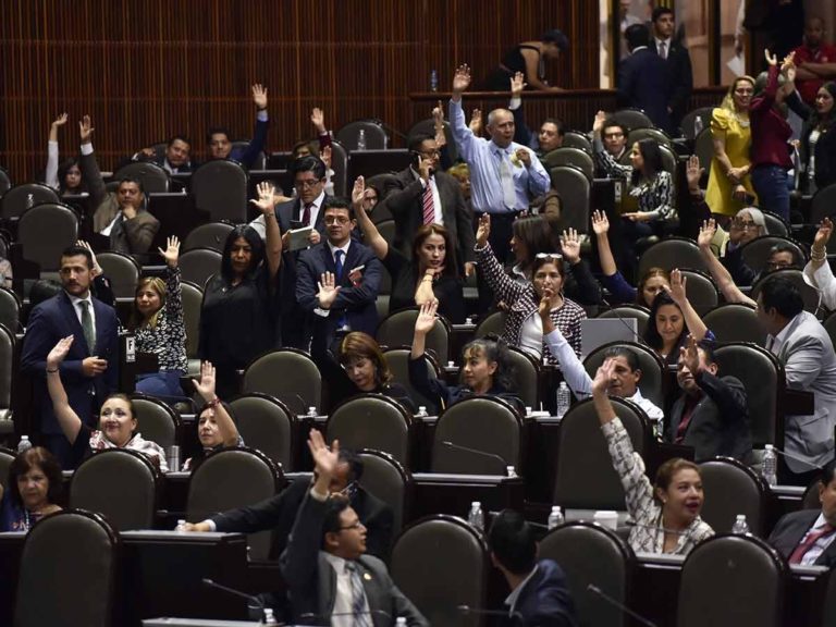 Diputados aprueban revocación de mandato y consulta popular