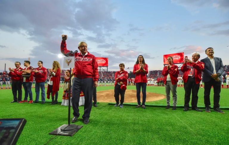 Abuchean a AMLO en inauguración de estadio