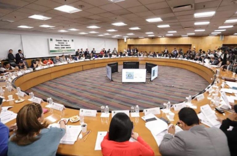 Avalan diputados en comisiones reforma educativa; dejan fuera control de plazas