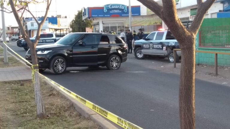 Cae presunto robacarros tras disputa con policías en Culiacán