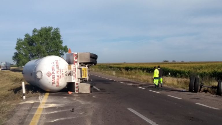 Vuelca pipa con gas LP sobre Maxipista