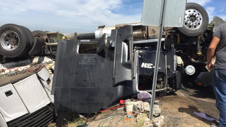 Tráiler vuelca sobre la Maxipista a la altura de San Pedro