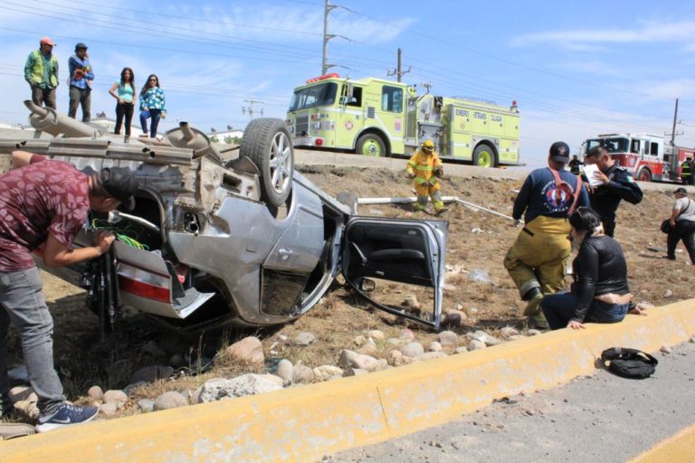 Pareja se vuelca en ‘La Costerita’, Culiacán