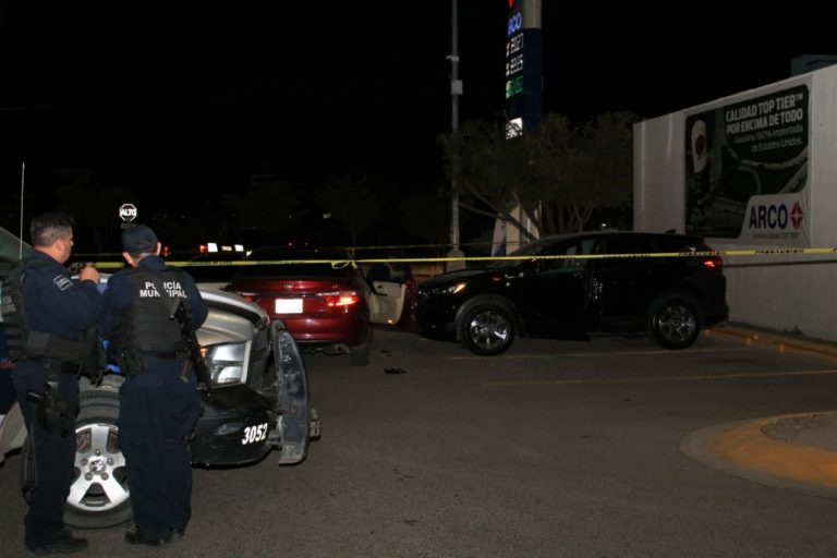 Desata robo de auto balacera en plaza comercial de Culiacán