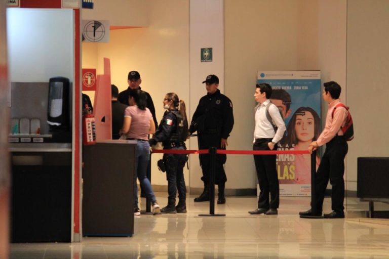 Hallan feto en baño de un cine en plaza de Culiacán
