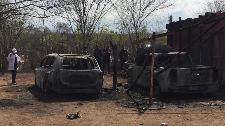 Grupo armado incendia camionetas en Mocorito