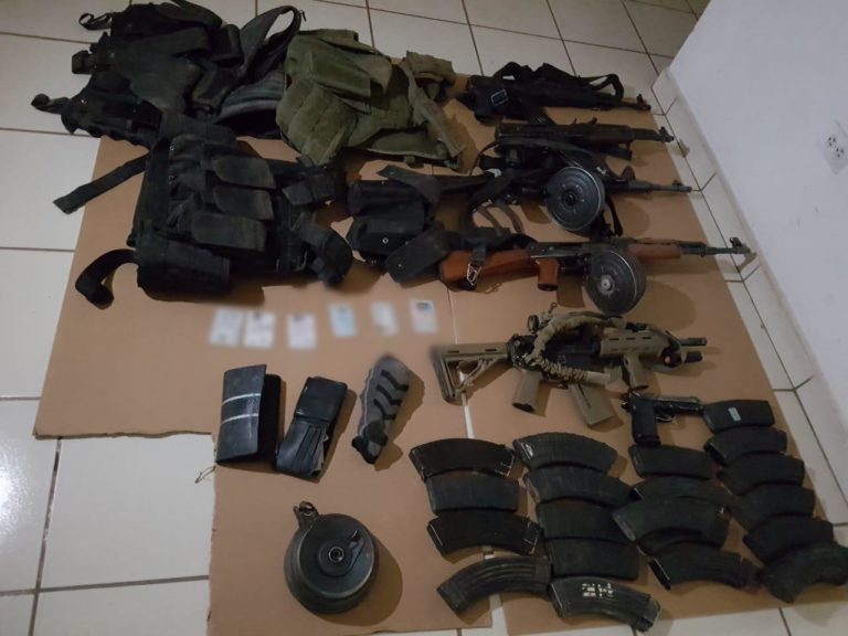 Sujetos enfrentan a BOMU; los arrestan y decomisan armamento