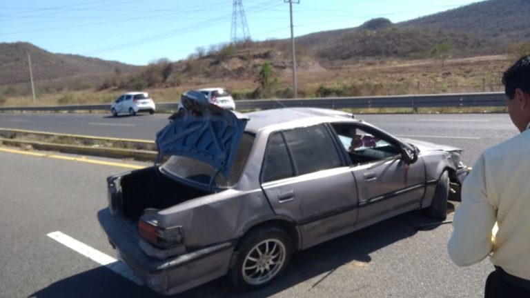 Muere joven de Costa Rica tras volcar auto en la México 15