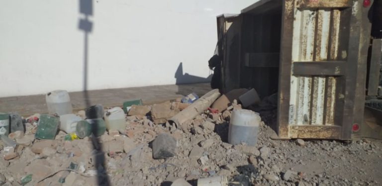 Góndola que transportaba químicos peligrosos de manera clandestina vuelca sobre la Obregón