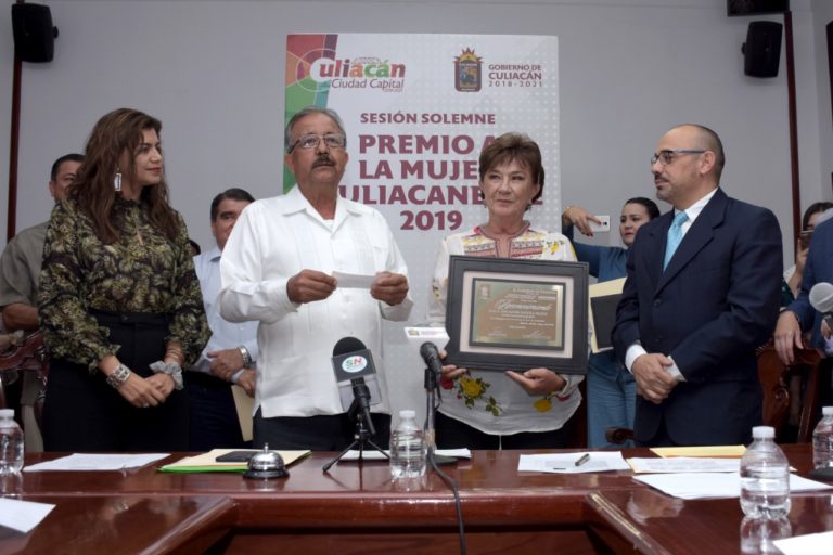 Por atender animales de la calle, Ana Gaxiola recibe el Premio Mujer Culiacanense 2019