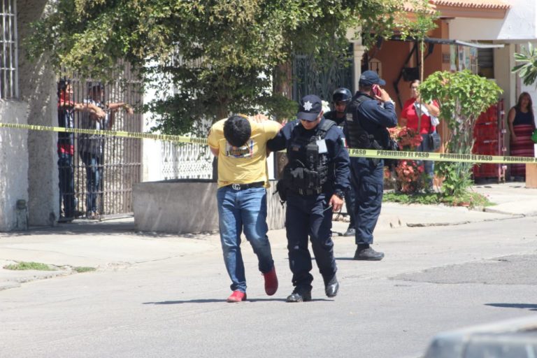 Robacarros desatan balacera en Culiacán y detienen a dos