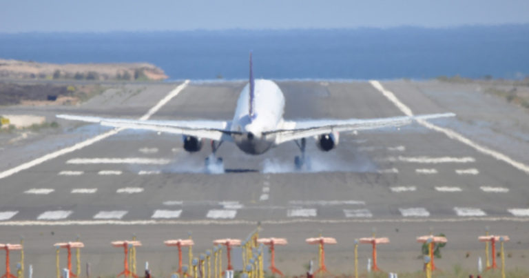 Mujer olvida a su bebé en aeropuerto y avión aterriza de emergencia
