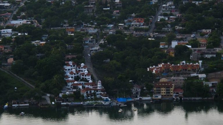 Pareja muere al arrojarse de avión ligero; el paracaídas no abrió