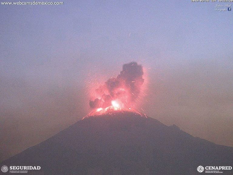 Nueva explosión del Popocatépetl provoca incendios en pastizales y cimbra a Puebla