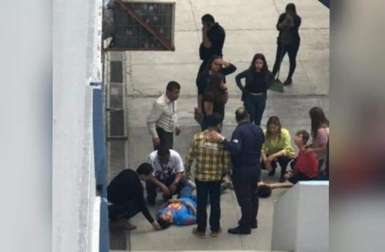 Se lanza de un tercer piso alumna de prepa en Monterrey; cae sobre compañero