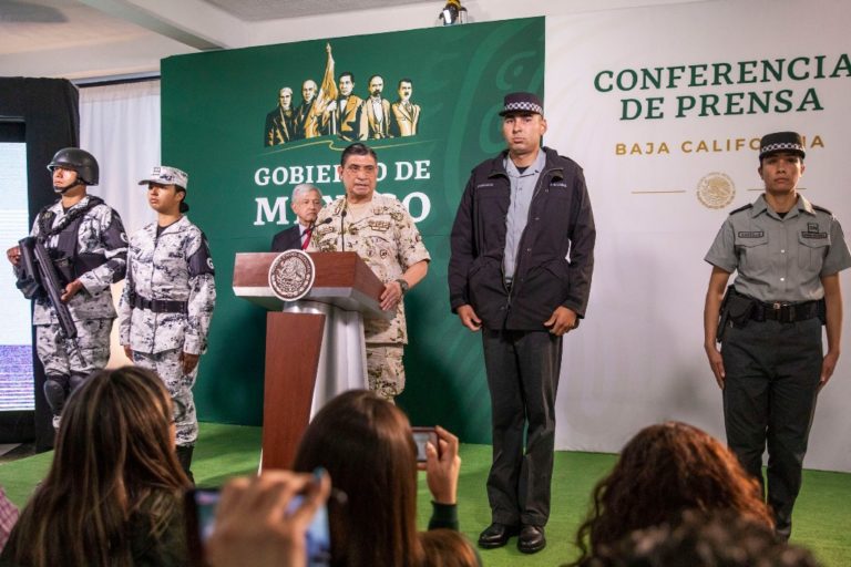 Presentan los nuevos uniformes de la Guardia Nacional; AMLO no descarta militar activo para dirigirla
