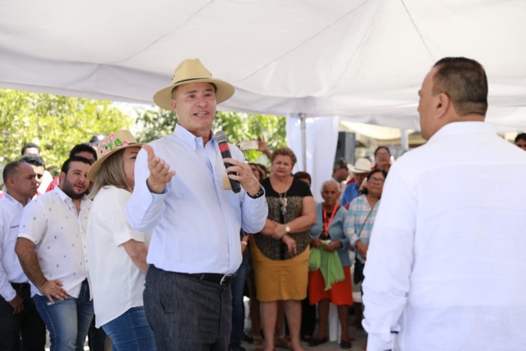 Entrega Quirino carretera El Paredón Colorado- Presa El Salto