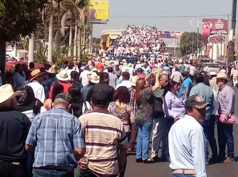 Le cumplen agricultores bloqueos a López Obrador