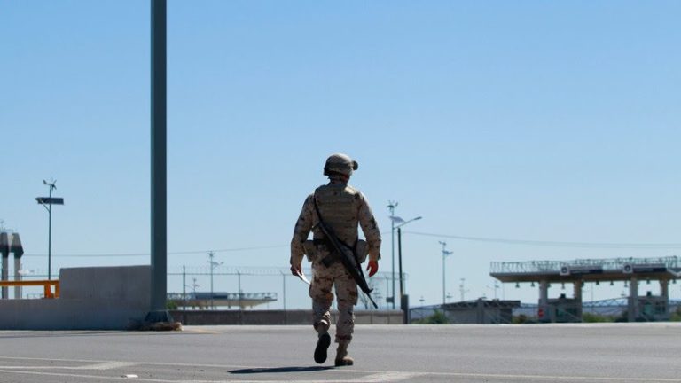 Apuntaron soldados mexicanos a Guardia Fronteriza, acusa Trump