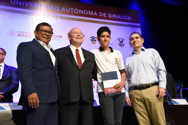 Entregan becas “Benito Juárez” a estudiantes de bachillerato de la UAS