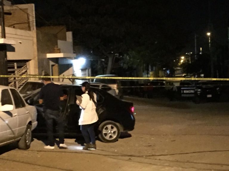 Culiacán. Lo atacan a balazos mientras circulaba en su auto