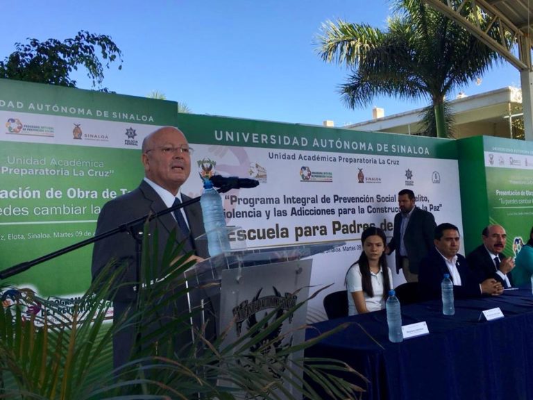 Encabeza Rector reunión de padres de familia de la Preparatoria La Cruz