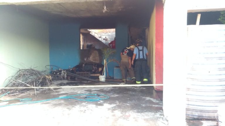 Fallece mujer y un hombre resulta herido tras incendio en vivienda de Juntas del Humaya