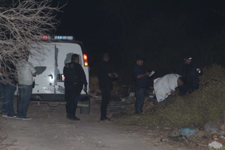 Localizan cuerpo envuelto en hule