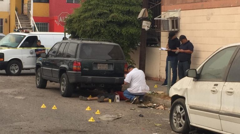 Fiscalía dura tres horas en levantar cadáver tras ejecución en Culiacán