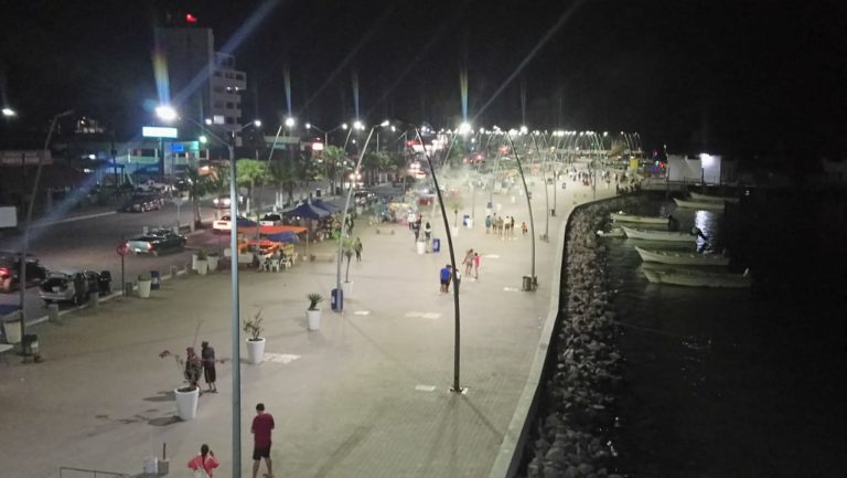 Ponen a Altata baños, luz led, repintado y nuevos contenedores de basura