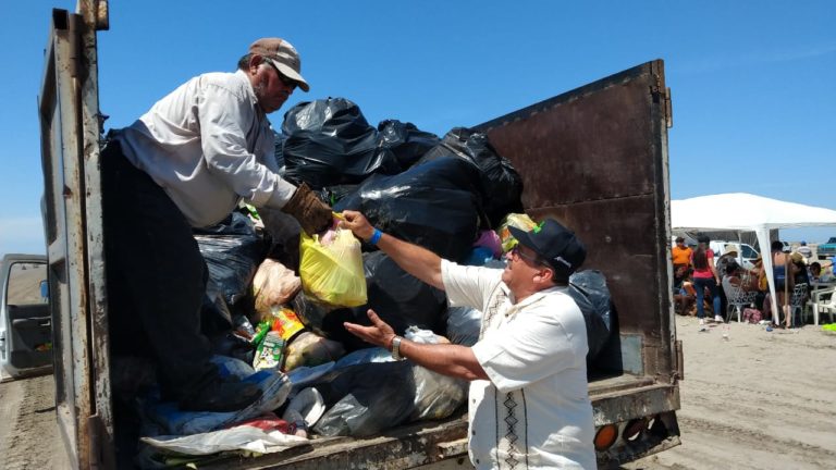 Alcalde de Navolato encabeza campaña de limpieza en las playas