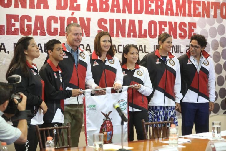 Quirino abanderada a la delegación de Sinaloa para la Olimpiada Nacional
