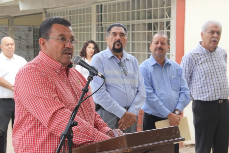 Llegó alcalde a secundaria y ‘le llueven’ cutting, riñas, falta de luz y desabasto de agua