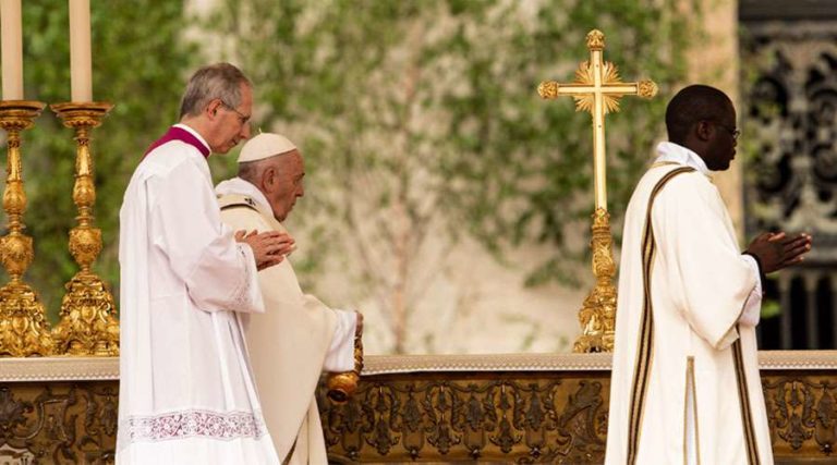 El Papa celebra la Misa de Pascua de Resurrección