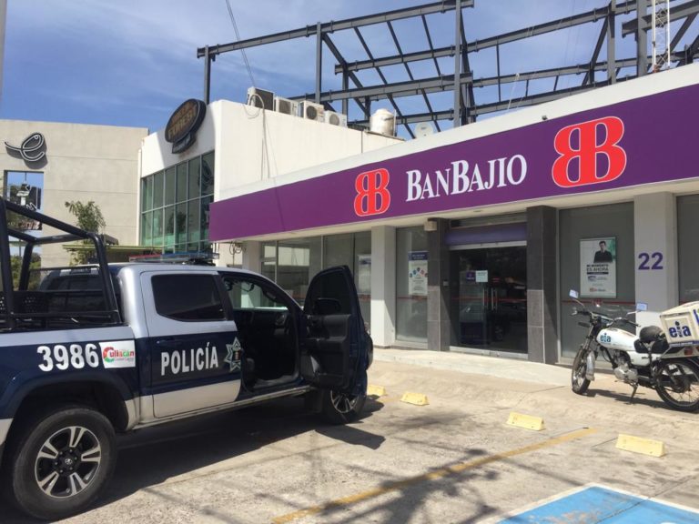 Sujeto armado se lleva más de 300 mil pesos de un banco en Culiacán