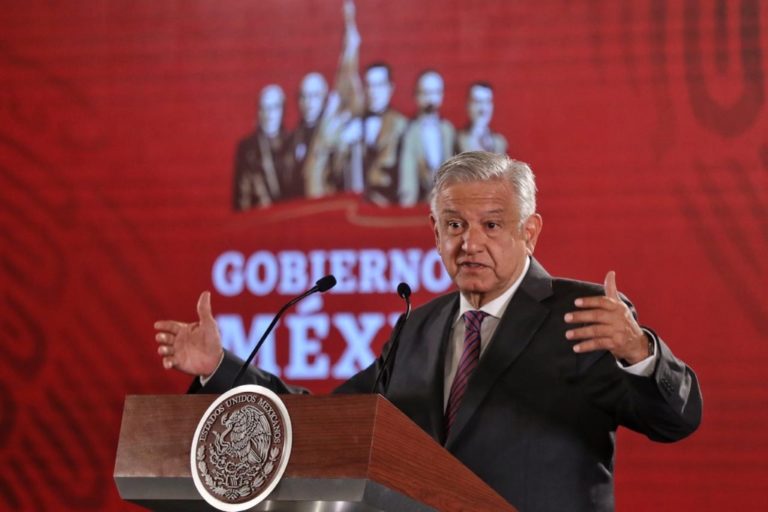 Defiende AMLO memorando contra reforma educativa; reta a la oposición