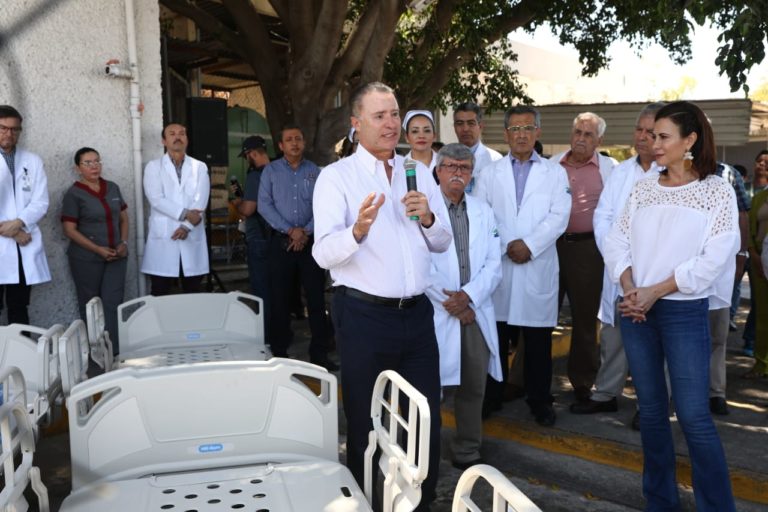 Entrega Quirino 40 camas al Hospital General de Culiacán