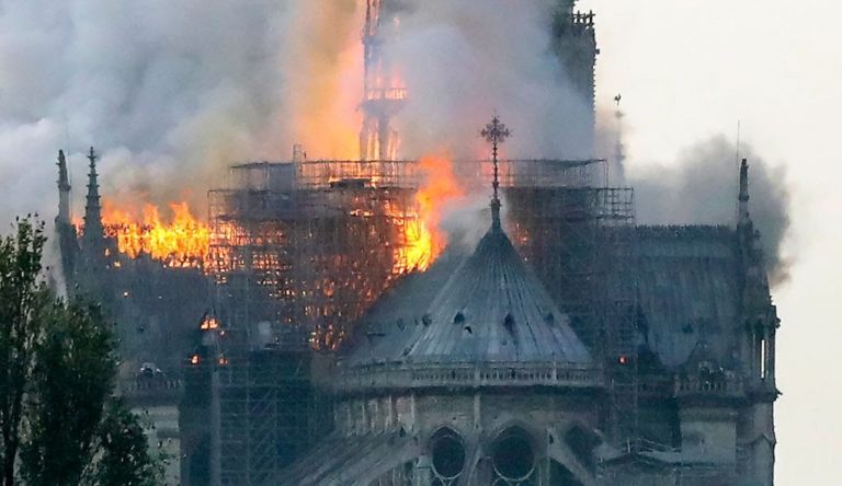 La Catedral Notre Dame de París sufre un importante incendio
