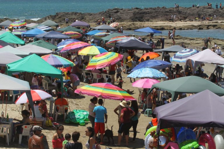 Niña extraviada en playa de Mazatlán ahora es reclamada por varios padres