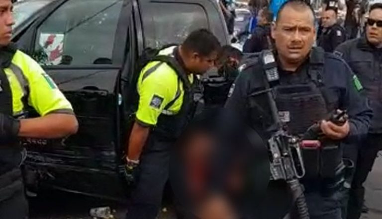 Tras persecución llega a garita de SY, choca 17 autos y atropella a 5