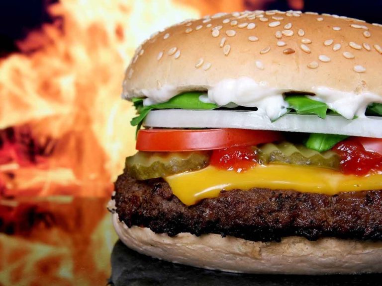 Hoy es día de la hamburguesa y este negocio las regala a 1 peso