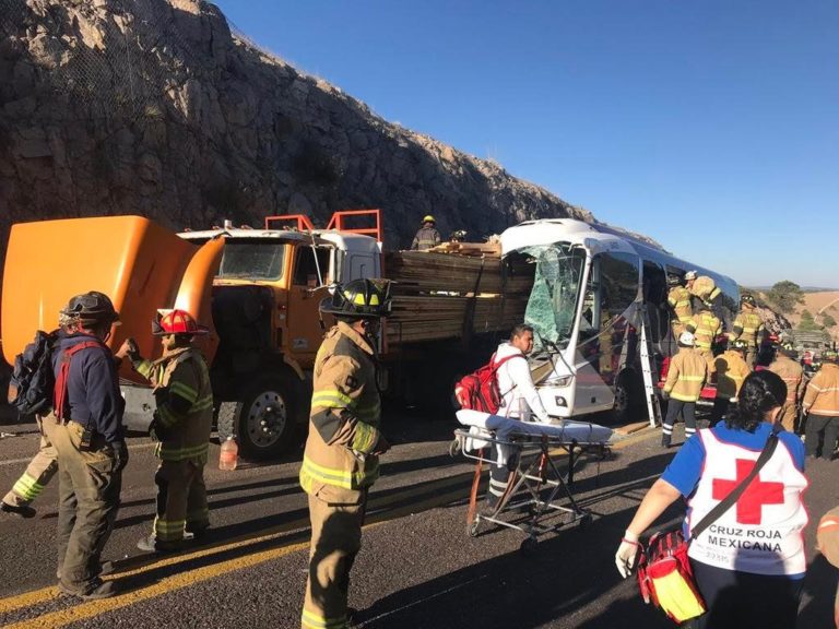 Identifican a cuatro víctimas del ‘encontronazo’ en la súpercarretera Mazatlán-Durango